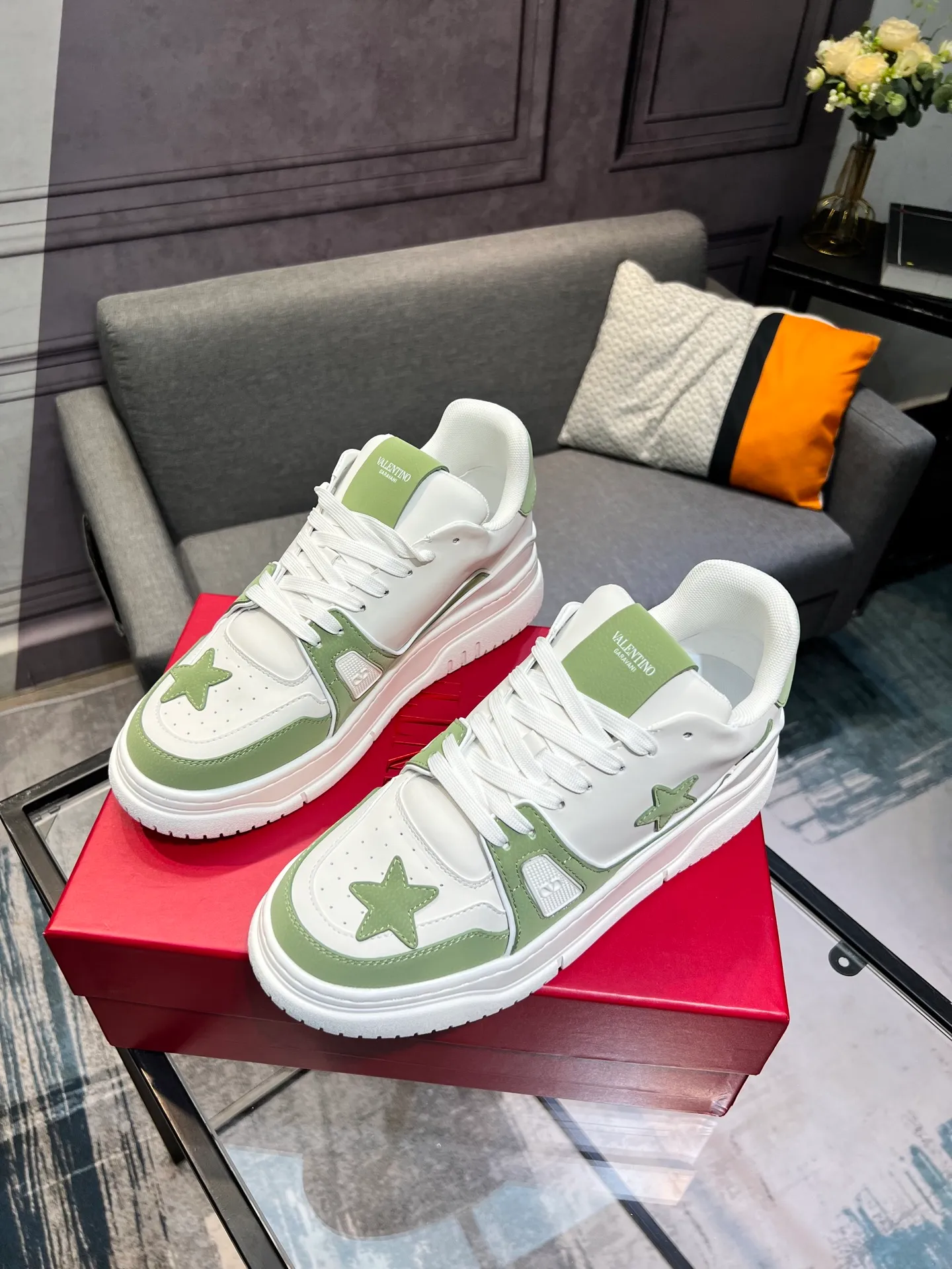 Men's Men's Shoes 💰660 Valentino 2023 early autumn new star shoes are now online! Wang Hedi and Ren Jialun have been worn by many celebrities. Who can refuse the same couple shoes as Wang Hedi! The design of Stars Stab My Heart is cool and spicy. The material of the shoes is cowhide, and every color is beautiful! Size 35-40, men’s size 39-44 (women’s 41, men’s 38, 45🉑️customized)